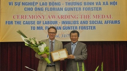 MOLISA Deputy Minister Nguyen Thanh Hoa and Chief of Mission of IOM Vietnam F.G.Forster at the ceremony (Source: iom.int.vn)