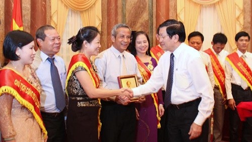 President Truong Tan Sang presents gifts to trade union officials at the meeting. (Image credit: VOV)