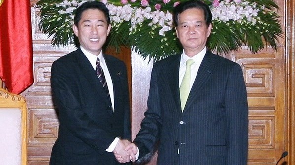 PM Dung (right) receives Japanese Foreign Minister Fumio Kishida. (Credit: VNA)