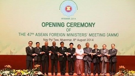 The foreign ministers pose for a group photograph at the opening ceremony. (Credit: VNA)
