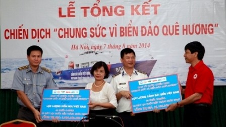 The organisers presented gifts to the Vietnam Coast Guard and Fisheries Surveillance force. (VietnamNet)