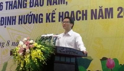 Deputy PM Vu Duc Dam speaks at the conference. 
