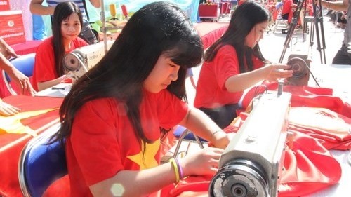 Students making Vietnamese flags as a gift for Truong Sa (Source: giaoducthoidai.vn)