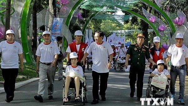 Local people in Ho Chi Minh City join the ‘Walk for AO victims and people with disabilities’ (photo: VNA)
