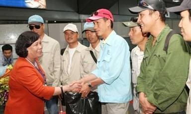 Minister of Labour, Invalids and Social Affairs Pham Thi Hai Chuyen receives Vietnamese workers from Libya. (VNA)
