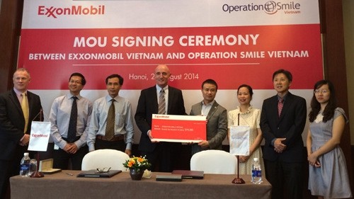 ExxonMobil Vietnam donates US$75,000 to Operation Smile Vietnam. (Image credit: CPV)