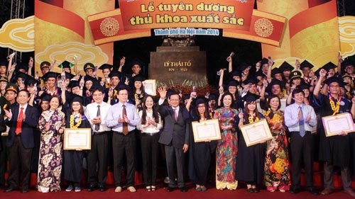 Leaders of the Party, State and Hanoi pose for a photo with the honoured valedictorians. (Credit: hanoimoi.com.vn)