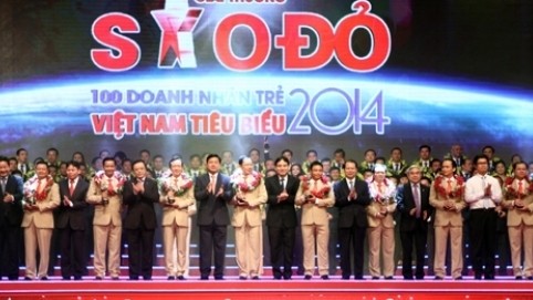Outstanding young entrepreneurs honoured with the Red Star Awards at the award ceremony in Hanoi, August 30. (Image credit: VNA)