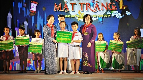 Vice President Nguyen Thi Doan (first from left) presents scholarships to poor children in Mekong River Delta at an event held in Can Tho city on September 7 (Source: qdnd.vn)