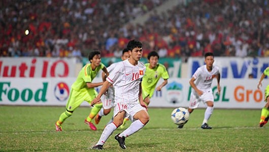 Vietnam’s captain Cong Phuong scores a spectacular 'Panenka' penalty to narrow the gap to 2-3 for his home team.