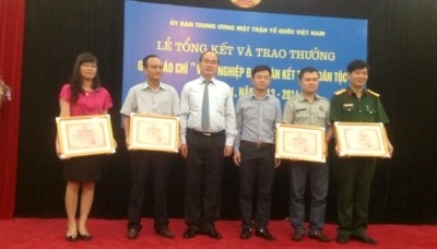 Chairman of the Vietnam Fatherland Front Central Committee, Nguyen Thien Nhan presents press awards for the cause of great national unity