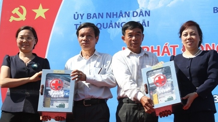 Minister of Health Nguyen Thi Kim Tien (right) at a ceremony held in May in Quang Ngai province to present 300 medical chests to Ly Son island’s fishermen (Source: vietnamtoday.net)
