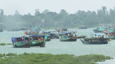 Vessels anchor in safety in Co To Island, Quang Ninh province. (Image credit: baoquangninh.com.vn)