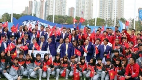 Vietnamese athletes pose for a photo after the flag-raising ceremony. (Credit: VTV)