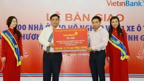 Vietinbank Chairman Nguyen Van Thang gives support to a representative of Gia Lai province.