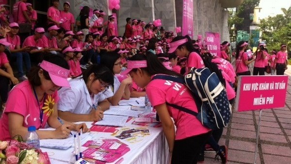 Youth register for early breast cancer detection programme (photo: Vietnamplus)