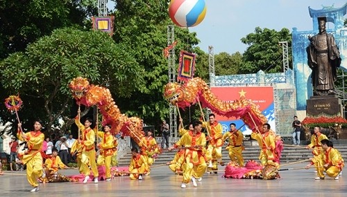 The 2014 Hanoi dragon Dance Festival held at Ly Thai To flower garden, Hanoi