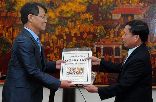 Deputy Chairman of the Bac Ninh provincial People’s Committee Nguyen Luong Thanh presents a souvenir to a representative of the RoK business delegation. (Credit: baobacninh.com.vn)