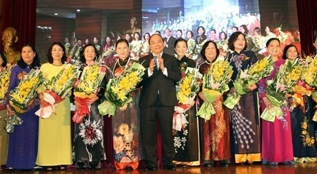 Deputy PM Nguyen Xuan Phuc presents flowers to the delegates on the occasion of the Vietnam Women's Union anniversary (October 20). (Photo: VGP)
