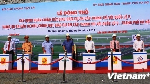 At the ground-breaking ceremony (vietnamplus.vn)