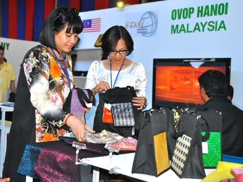 Director of Hanoi Trade Promotion Centre, Nguyen Thi Mai Anh (left) explored Malaysia's OVOP products at last year's show.