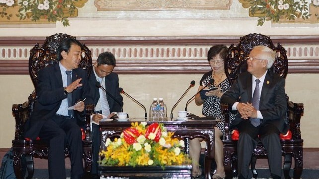 HCMC Chairman Le Hoang Quan and Izumiotsu Mayor Haruhiko Ito