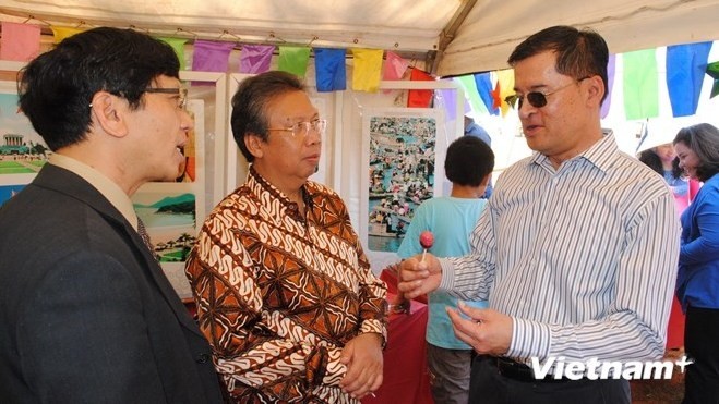 Vietnamese Ambassador to South Africa, Le Huy Hoang (left) receives Thai and Indonesian ambassadors at the Vietnamese booth. (Credit: Vietnam+)