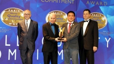 BID CEO Jose E.Prieto presents the award to Nguyen Minh Khoa, VIFG CEO (second right).