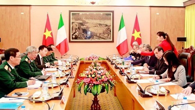 Vietnamese and Italian defence officials at the dialogue