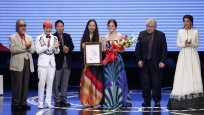 Dap Canh Giua Khong Trung (Flapping from the Middle of Nowhere) wins the special jury prize for best feature-length film.