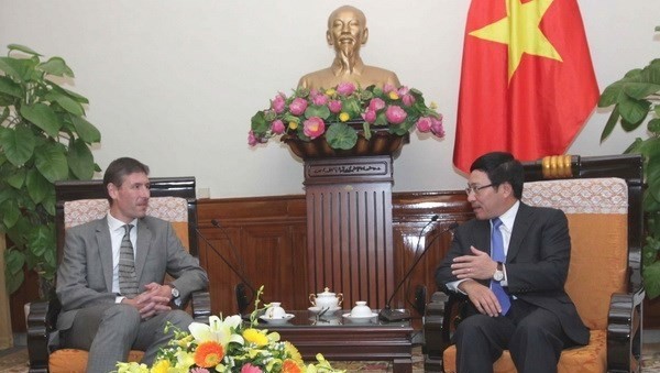 Deputy PM and Foreign Minister Pham Binh Minh receives new Ambassador of the United Kingdom of Great Britain and Northern Ireland Giles Lever. (VNA)