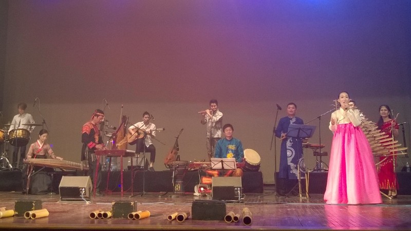 The combination of Vietnamese and Korean traditional music