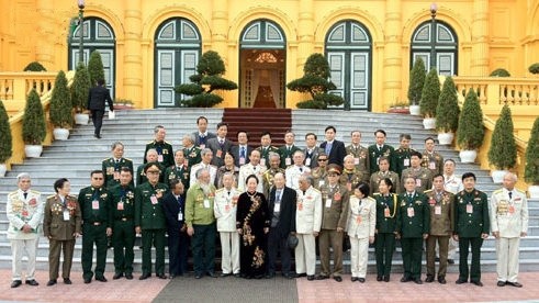 Vice President Nguyen Thi Doan and a delegation of war veterans from Regiment 174  (Source: VOV)