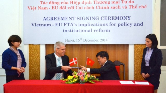 The Embassy of Denmark and the CIEM sign the agreement.