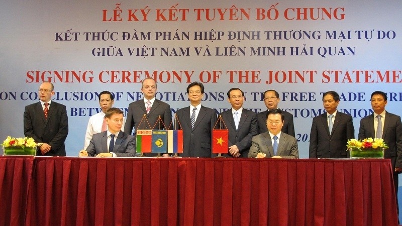 PM Nguyen Tan Dung witnesses the signing of a joint statement on conclusion of FTA negotiations between Vietnam and the Customs Union on December 15.