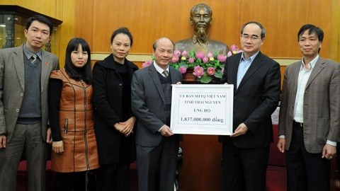 The VFFCC Vice Chairman Nguyen Thien Nhan receives the donation from Thai Nguyen province. (Credit: daidoanket.vn)