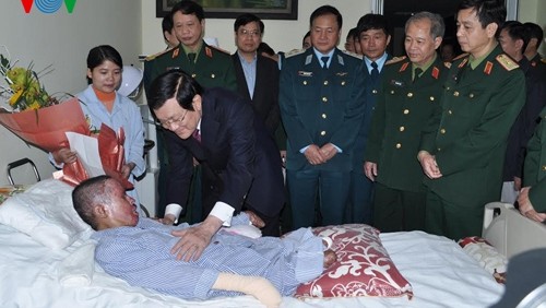 President Sang visits Sen. Lt. Dinh Van Duong at the National Institute of Burns 
