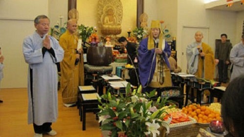 Most Venerable Yoshimizu Daichi hosts a Buddhist ritual for the Vietnamese community in Japan at Nisshinkutsu Pagoda. (Credit: quehuongonline.vn)