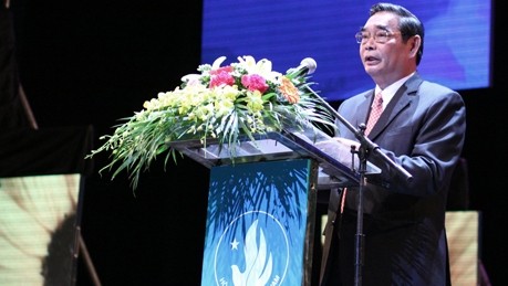Politburo member Le Hong Anh speaking at the meeting. 
