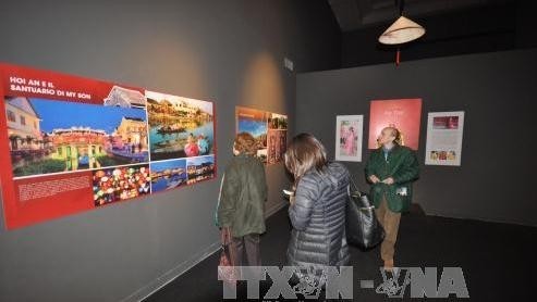Visitors at an exhibition on Vietnam's culture held in Rome, Italy on January 12 as part of the Vietnam Culture Week in Rome (Source:VNA)