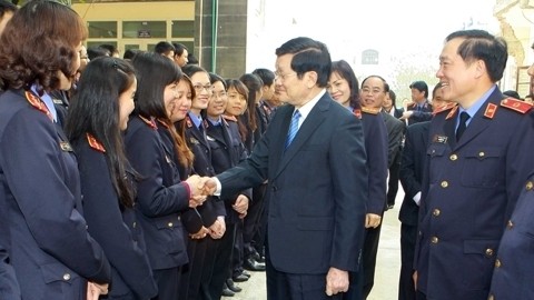 President Sang with lecturers and students of the HPU. (VNA)