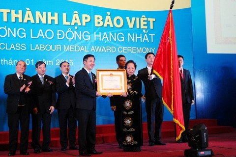 Vice President Nguyen Thi Doan presents the first-class Labour Order to Bao Viet Holdings in recognition of its outstanding achievements over the last 50 years. (Image credit: VGP)