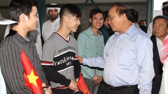 Deputy PM Nguyen Xuan Phuc visits overseas Vietnamese workers in Qatar on December 2014. (Image credit: VGP)
