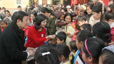President Truong Tan Sang and children in Tien Phong commune