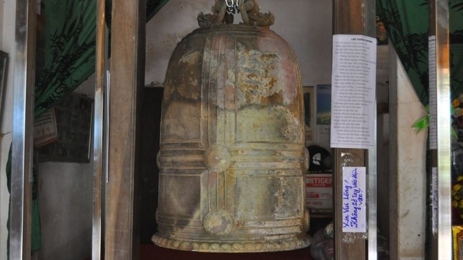 Ancient bronze bell found in Hung Yen province