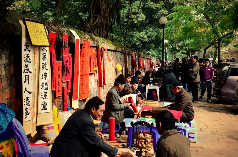 The calligraphy writing activities take place every Tet for over a decade on the pavement along Van Mieu Street, Dong Da district, Hanoi. (Credit: vietnamnet.vn)