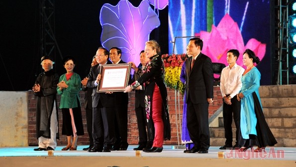 UNESCO Vietnam Chief Katherine Muller Marin presents UNESCO certificate honouring Vi-Giam to Minister Hoang Tuan Anh of Culture, Sports and Tourism. (Credit: VNA)