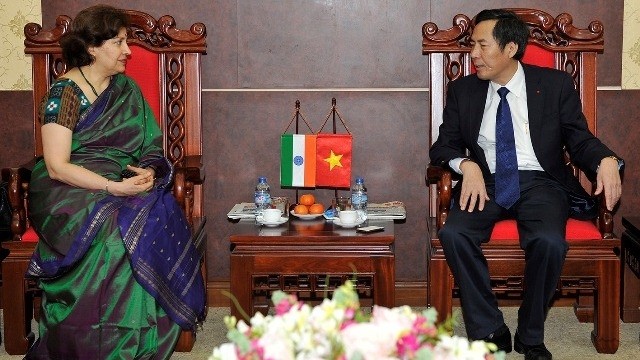 Nhan Dan editor-in-chief Thuan Huu receives Indian ambassador to Vietnam Shrimati Preeti Saran in Hanoi on February 27. (Credit: Anh Tuan)
