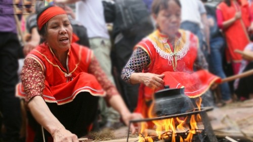 Rice is cooked in a bronze pot in the time it takes for an incense stick to burn out (Photo: VOV)