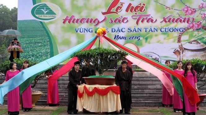 A procession of the ancient tea tree at the festival (nongnghiep.vn)